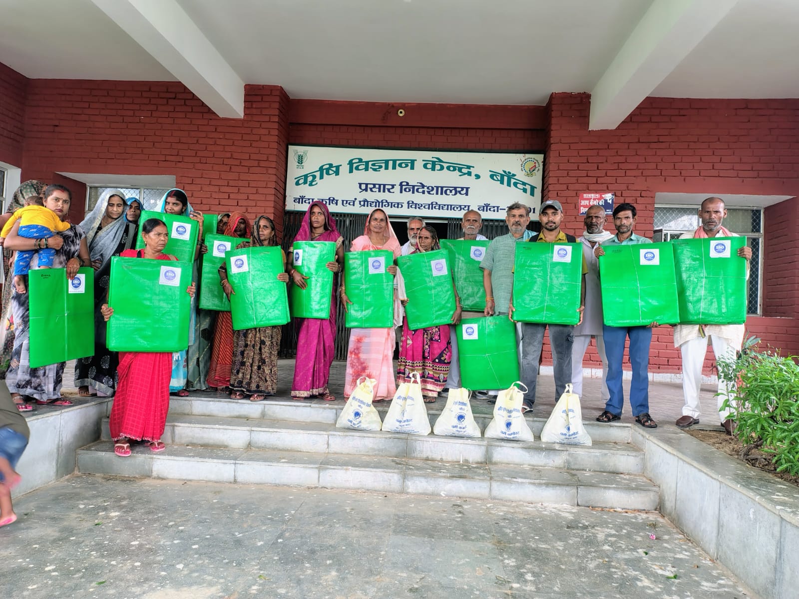 Women farmers receiving vermibeds at KVK Banda
